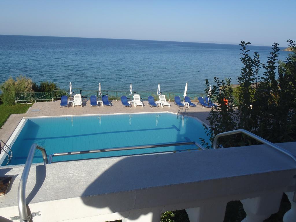 Loukas Apartments On The Waves Tragaki Room photo