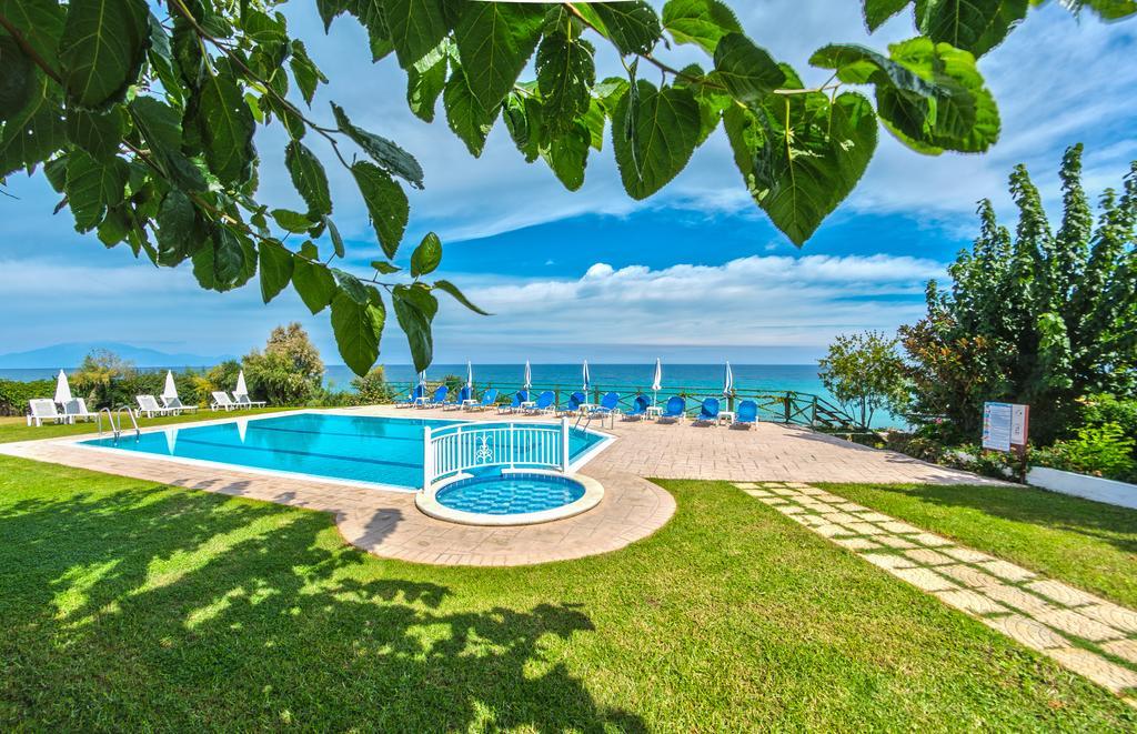 Loukas Apartments On The Waves Tragaki Room photo